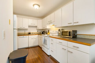 15704 Ash Way in Lynnwood, WA - Foto de edificio - Building Photo