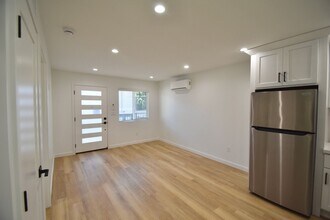 14418 Dickens St, Unit 14420 in Los Angeles, CA - Building Photo - Building Photo