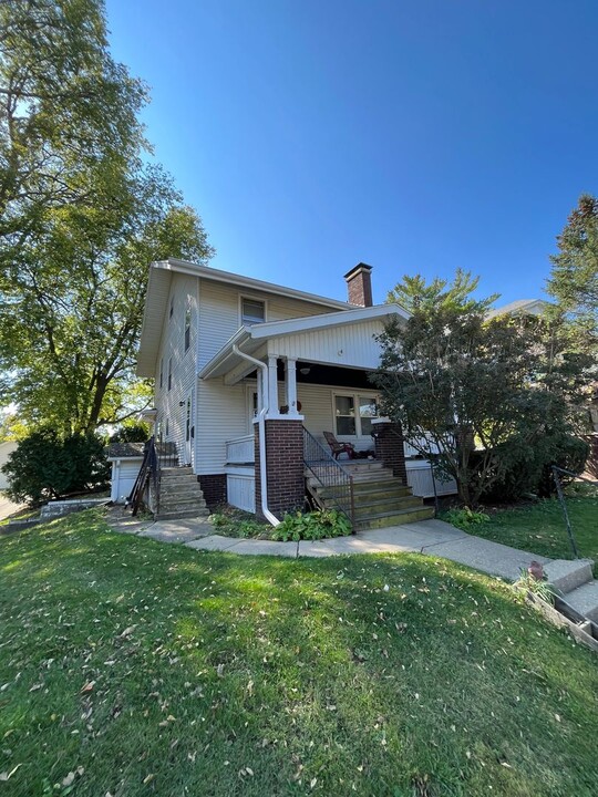 307 Phoenix Ave-Unit -1 in Bloomington, IL - Foto de edificio