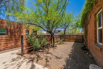 305-315 N Highland Ave in Tucson, AZ - Foto de edificio - Building Photo