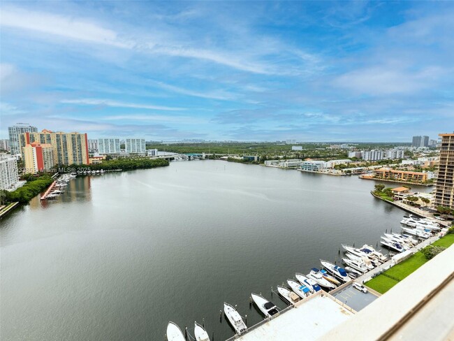 250 174th St in Sunny Isles Beach, FL - Foto de edificio - Building Photo