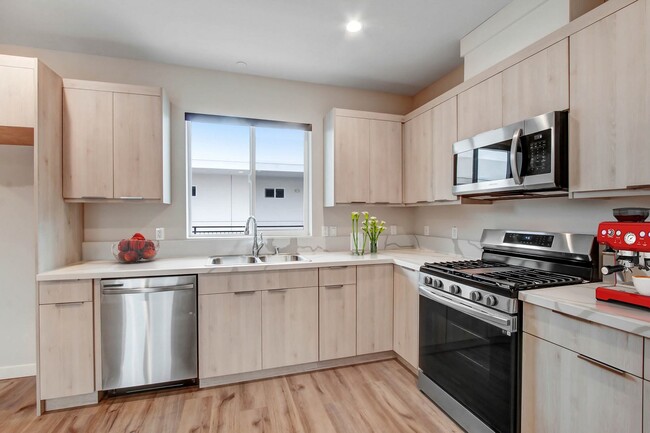 5501 Laurel Canyon Blvd in Valley Village, CA - Building Photo - Building Photo