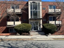 48 N Emerson St, Unit 48 N Emerson Unit 9 in Wakefield, MA - Building Photo