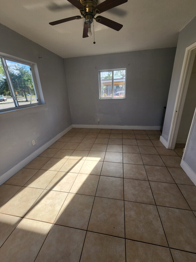 3911 SW 39th St, Unit Single Room in West Park, FL - Building Photo - Building Photo