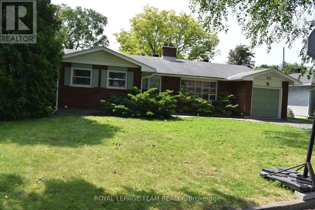 910 Garwood Ave in Ottawa, ON - Building Photo