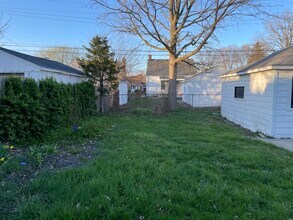 20657 Kingsville St in Harper Woods, MI - Foto de edificio - Building Photo