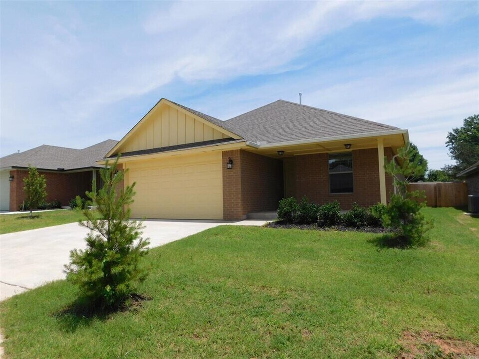 202 St Charles Way in Midwest City, OK - Building Photo