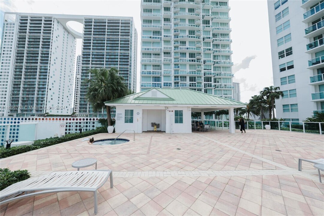 31 SE 5th St, Unit 2207 in Miami, FL - Building Photo