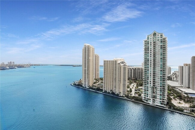 325 Biscayne Blvd in Miami, FL - Building Photo - Building Photo