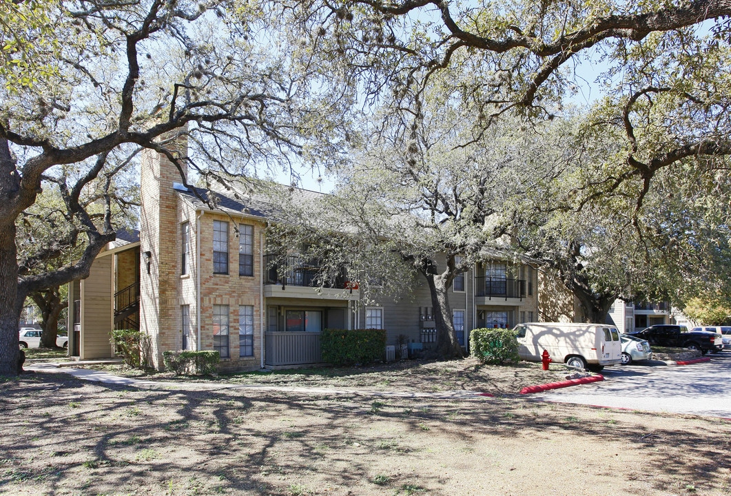 Towering Oaks in San Antonio, TX - Building Photo
