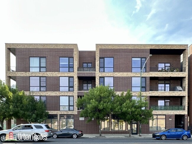 520 N Western Ave, Unit J04W