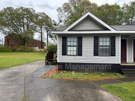 105 Ridge St in Locust Grove, GA - Building Photo