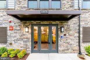 12875 Mosaic Pk Wy in Herndon, VA - Building Photo