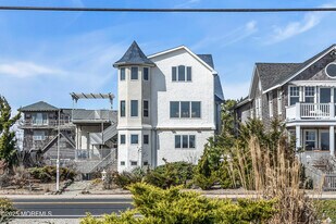 492 Ocean Ave in Sea Bright, NJ - Building Photo