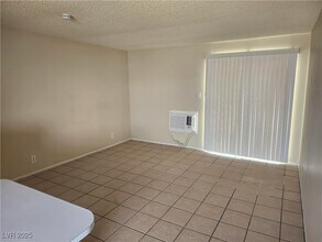 5312 S Swenson St in Las Vegas, NV - Building Photo - Building Photo
