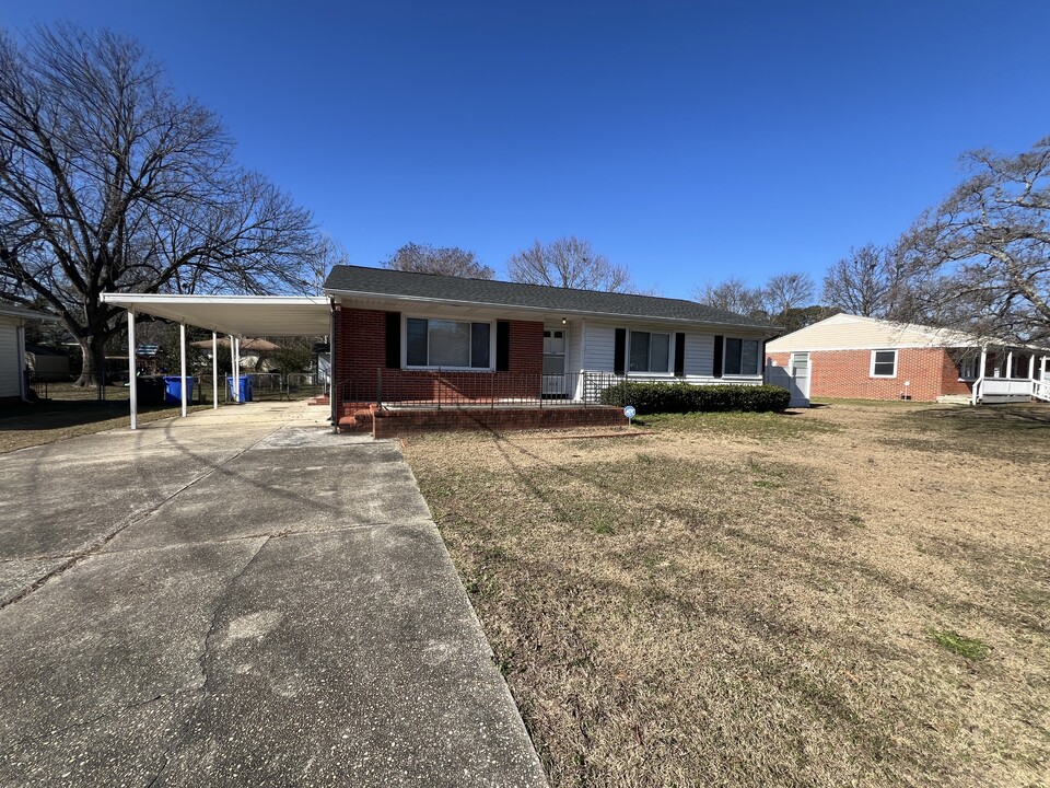 808 Sandalwood Dr in Fayetteville, NC - Building Photo