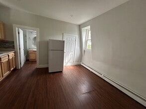 87 Pool St, Unit 301 in Biddeford, ME - Foto de edificio - Building Photo