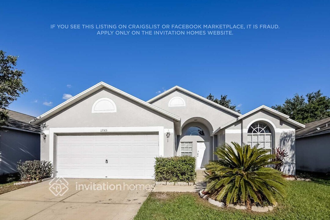 12513 Lake Vista Dr in Gibsonton, FL - Building Photo