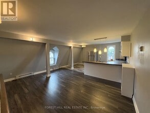 235-235 Queen St S in Mississauga, ON - Building Photo - Building Photo