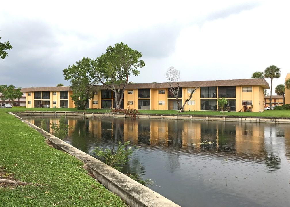 Versailles Gardens Condominium in Tamarac, FL - Building Photo