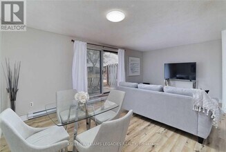 1016 Falgarwood Dr in Oakville, ON - Building Photo - Building Photo