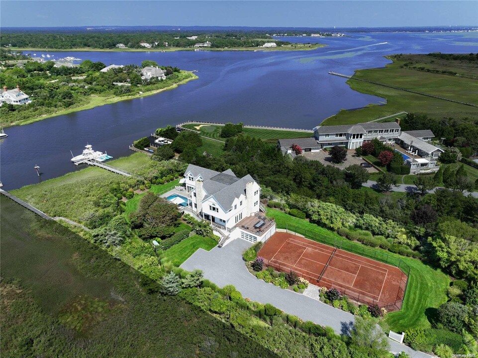 157 Dune Rd in Quogue, NY - Foto de edificio