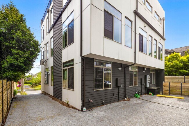 824 NW 63rd St in Seattle, WA - Building Photo - Building Photo
