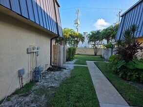 2359 Waterside Dr in Lake Worth Beach, FL - Building Photo - Building Photo