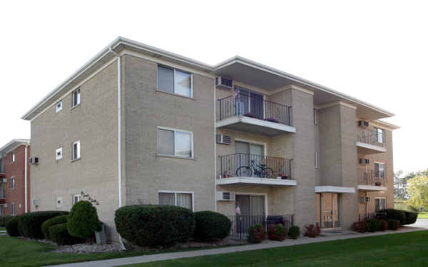 17622 Rosewood Dr in Lansing, IL - Building Photo