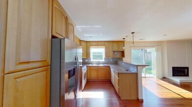 Beautiful Santa Clara home with fenced bac in Santa Clara, CA - Building Photo - Building Photo
