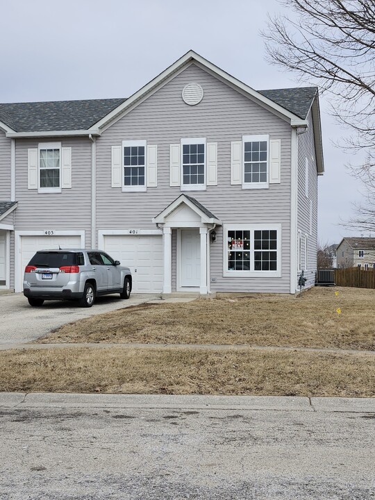 401 Gregory Ln in Plano, IL - Foto de edificio