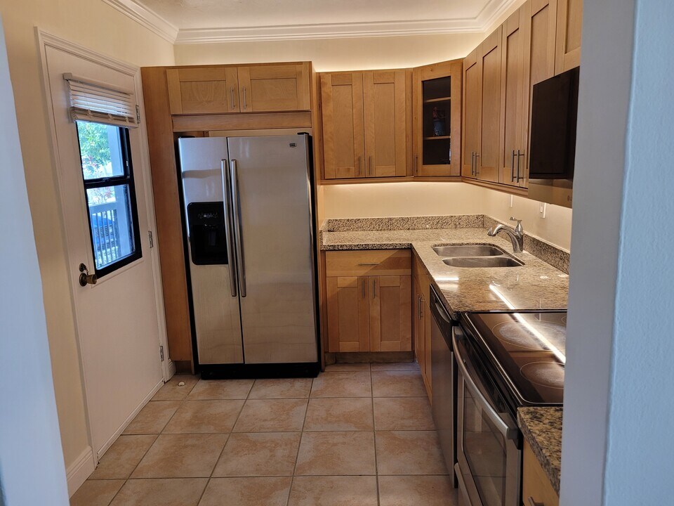 20400 W Country Club Dr, Unit 115 in Aventura, FL - Building Photo