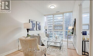 393-393 King St W in Toronto, ON - Building Photo - Building Photo