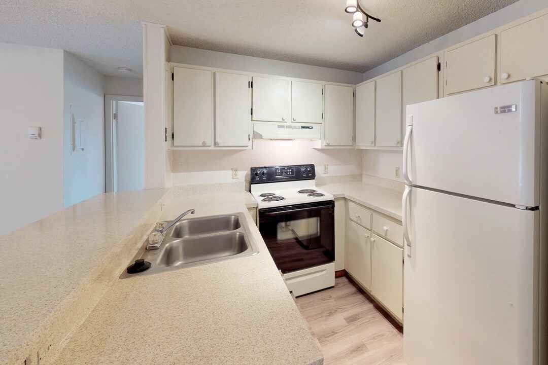 Lakeside Villas in Sunrise, FL - Building Photo