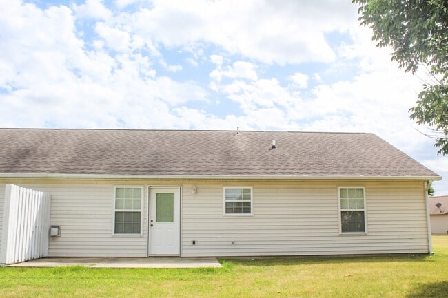 2 bedroom and 2 bathroom property located in West Lafayette! in West Lafayette, IN - Building Photo - Building Photo