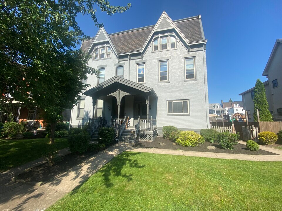 432 S Pacific Ave, Unit First floor in Pittsburgh, PA - Building Photo