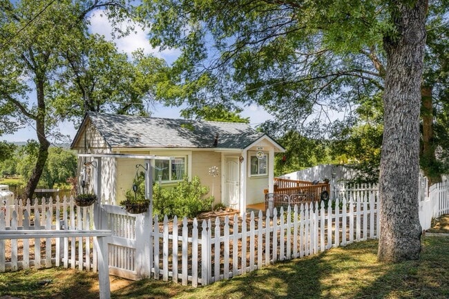 11321 Joeger Rd in Auburn, CA - Foto de edificio - Building Photo