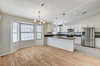 5705 Sovereign Way in Las Vegas, NV - Building Photo - Building Photo