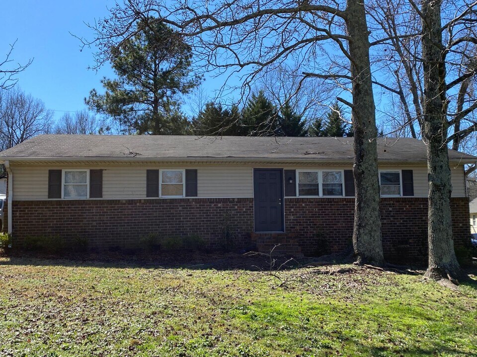 915A N Main St in Fountain Inn, SC - Building Photo