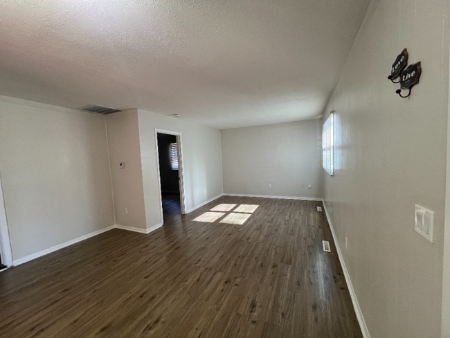 912 E Skinner St in Wichita, KS - Foto de edificio - Building Photo