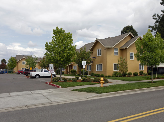 Colonia Libertad in Salem, OR - Foto de edificio - Building Photo