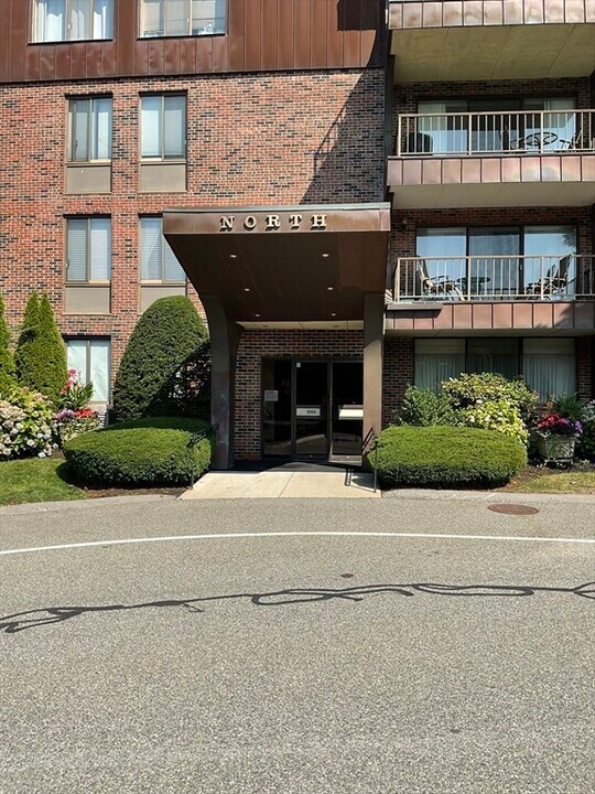 1006 Paradise Rd in Swampscott, MA - Building Photo