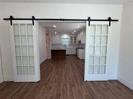 402 W Third St in Brenham, TX - Building Photo