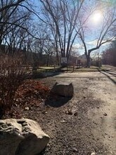 22 Laurel Ln in Lincoln, RI - Foto de edificio - Building Photo