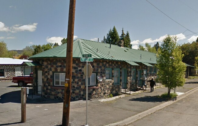 2001 Biehn St in Klamath Falls, OR - Building Photo - Building Photo