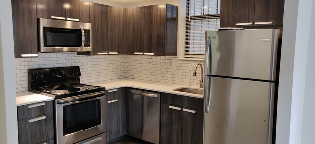 104 Queensberry St, Unit D in Boston, MA - Building Photo - Building Photo