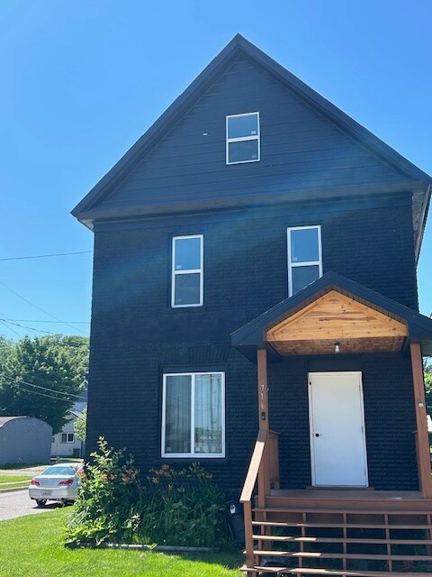 716 Helen St in Sault Ste. Marie, MI - Foto de edificio