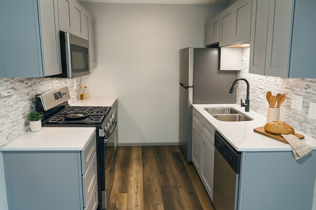 Lakecrest Apartments in Mound, MN - Building Photo - Building Photo