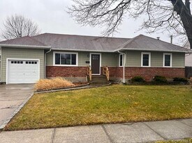 617 Alwick Ave in West Islip, NY - Building Photo