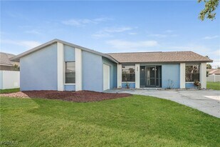 220 SE 27th Terrace in Cape Coral, FL - Building Photo